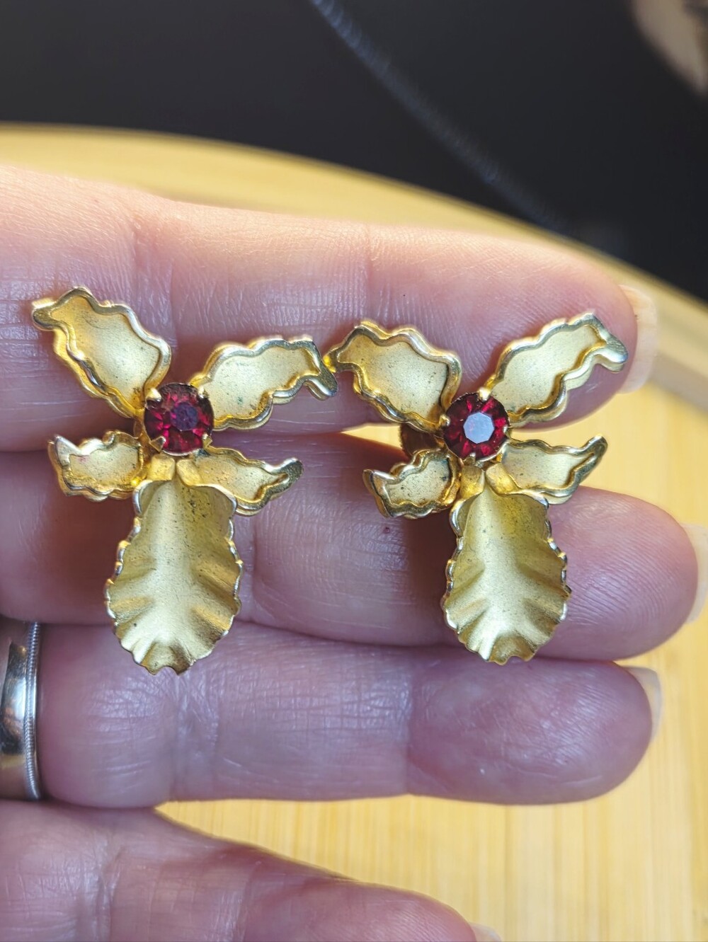 Vtg BUGBEE & NILES Signed B.N. Gold Tone ORCHID Red Rhinestone Screw Earrings